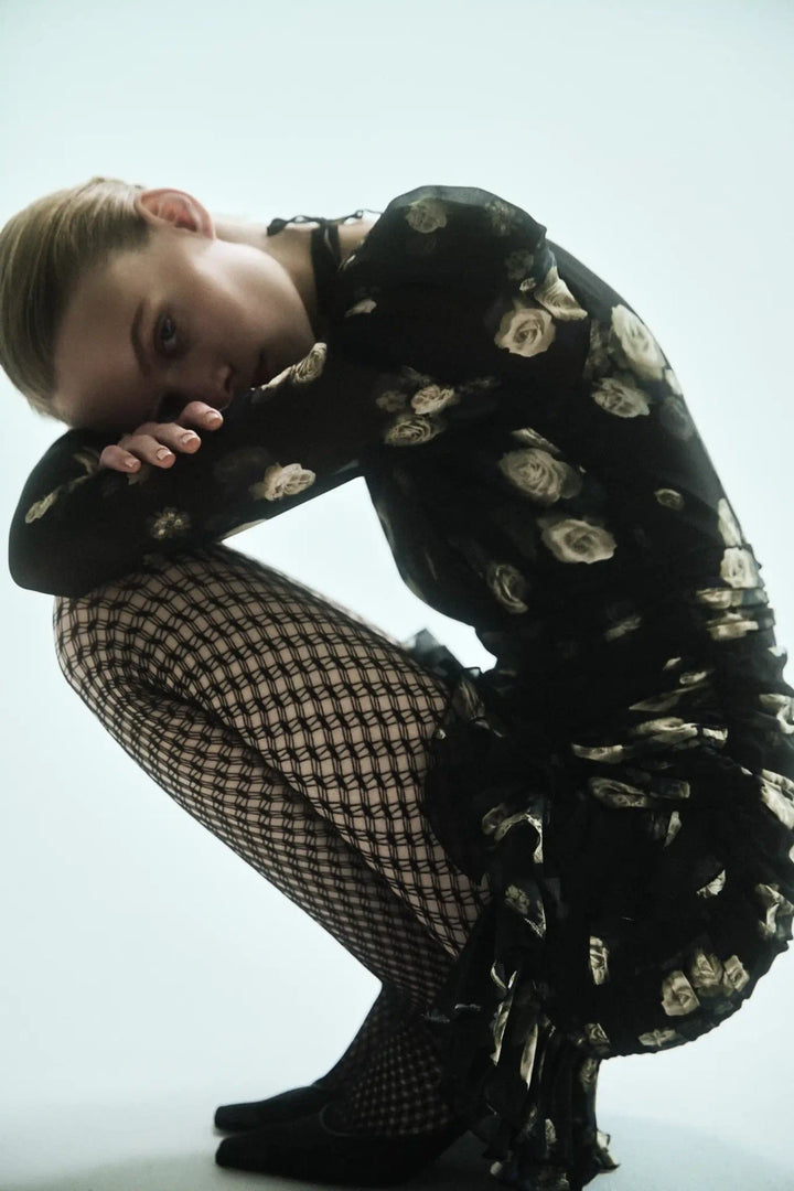 Josephine Sleeves, mini dress with long sleeves made of burgundy crepe de chine with a floral print