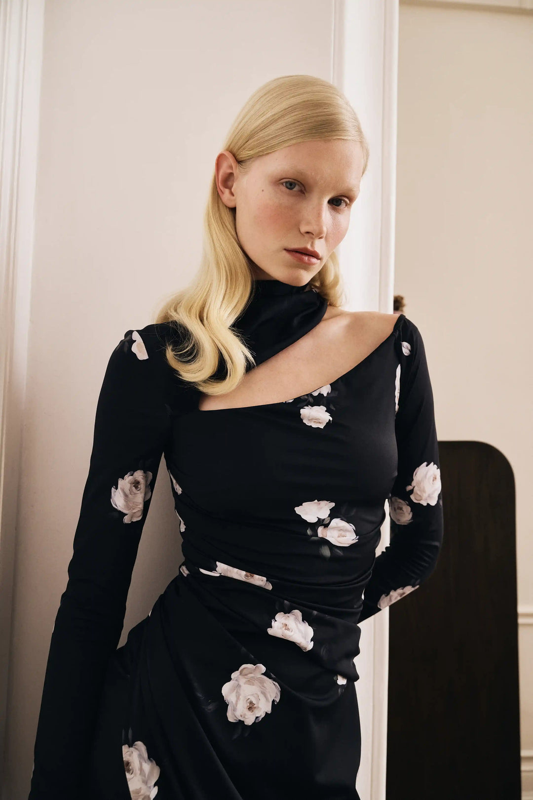 Jennifer midi, midi dress with long sleeves made of black biflex with floral print