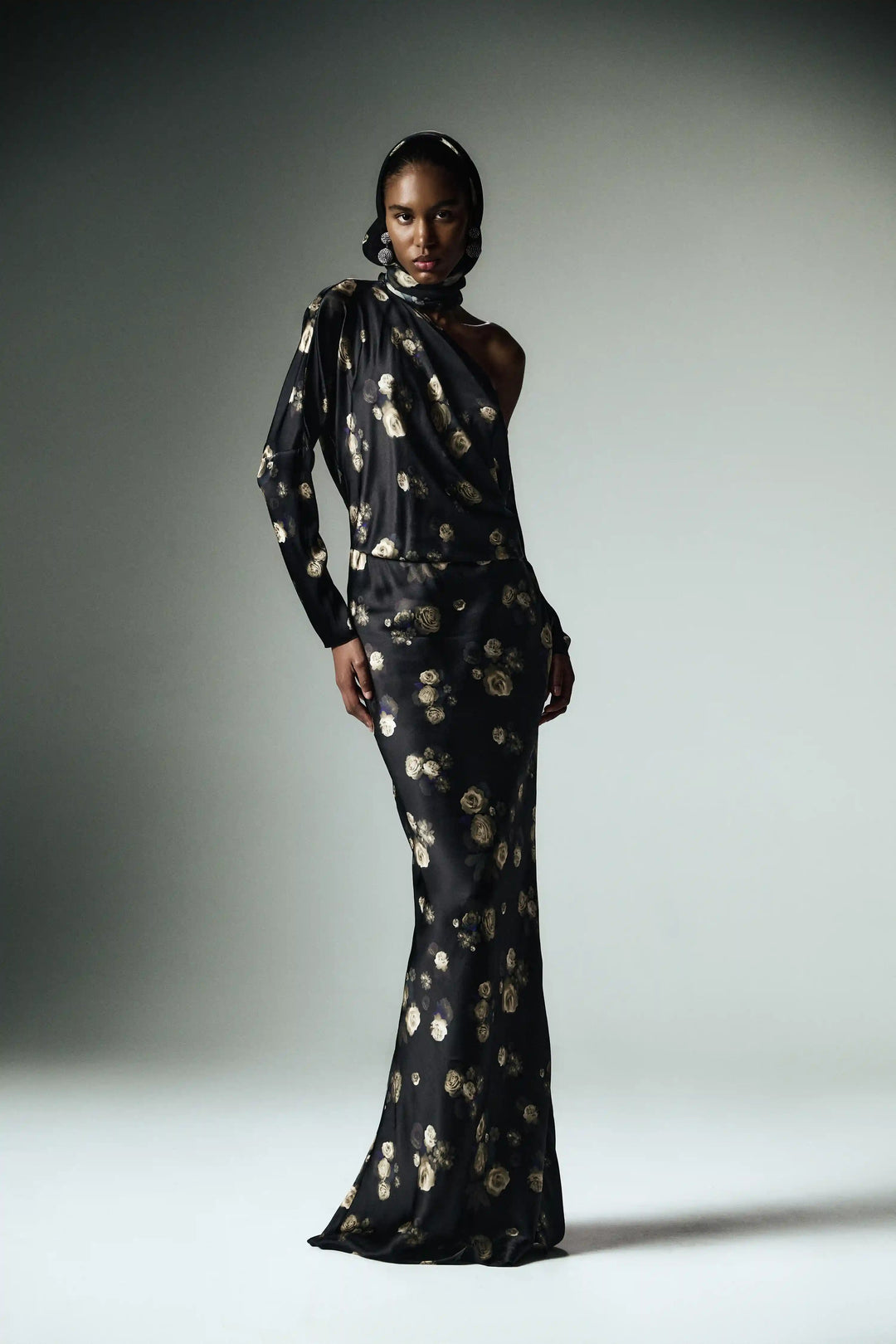 Anika maxi, maxi dress made of black satin with floral print