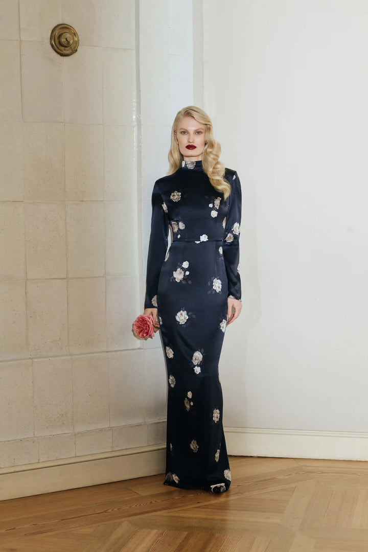 Muna, maxi dress with long sleeves made of black satin with a floral print