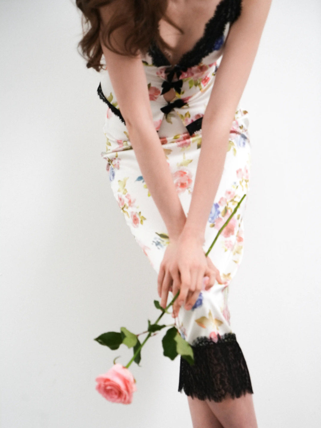 Muriel midi, midi skirt in black satin with a floral print and lace trim