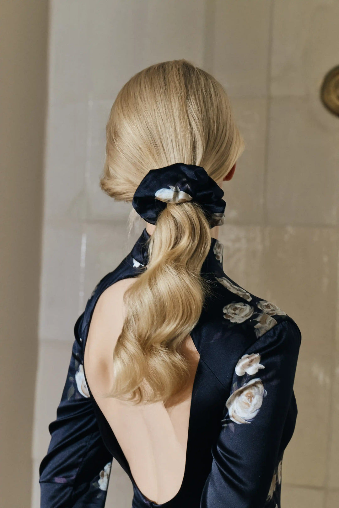 Bruna, hair tie made of black satin with floral print