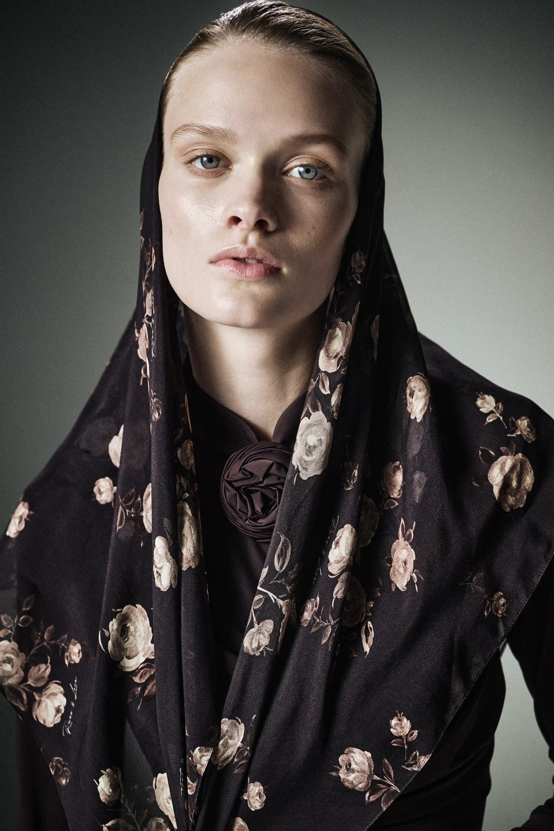 Leticia, headscarf made of chocolate chiffon with floral print