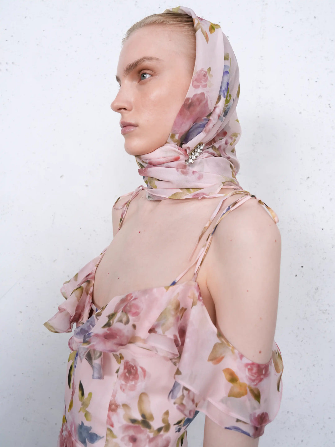 Leticia, scarf in light pink chiffon with a floral print