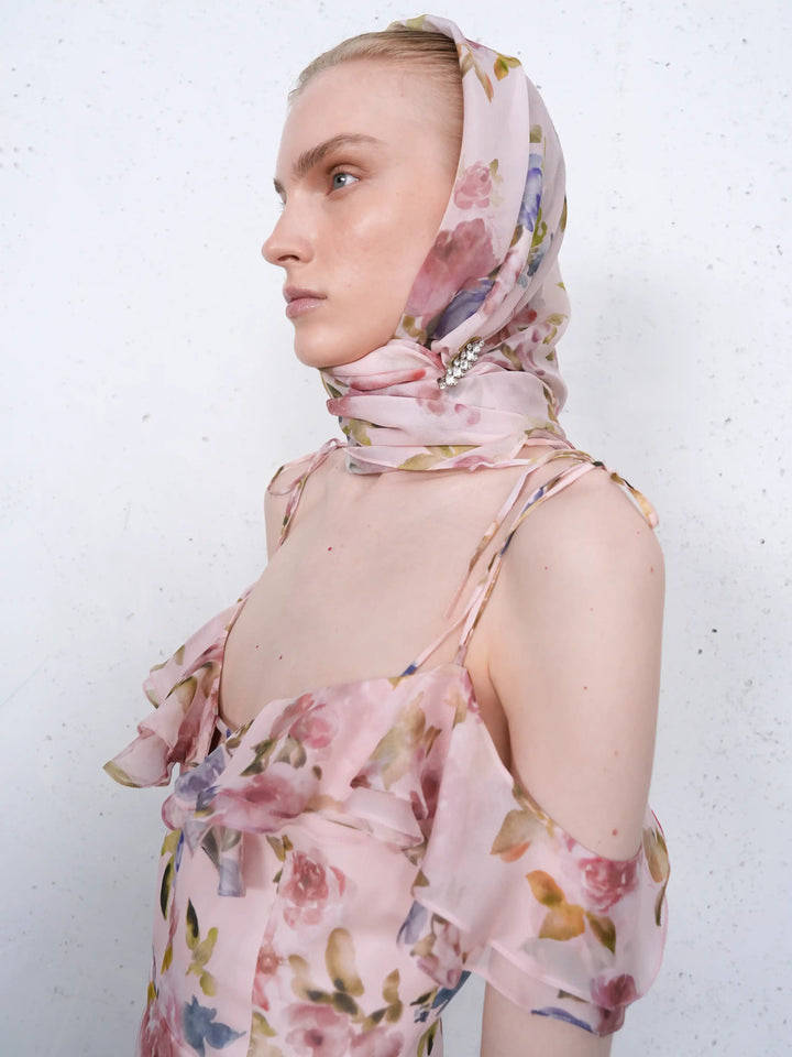 Leticia, scarf in light pink chiffon with a floral print