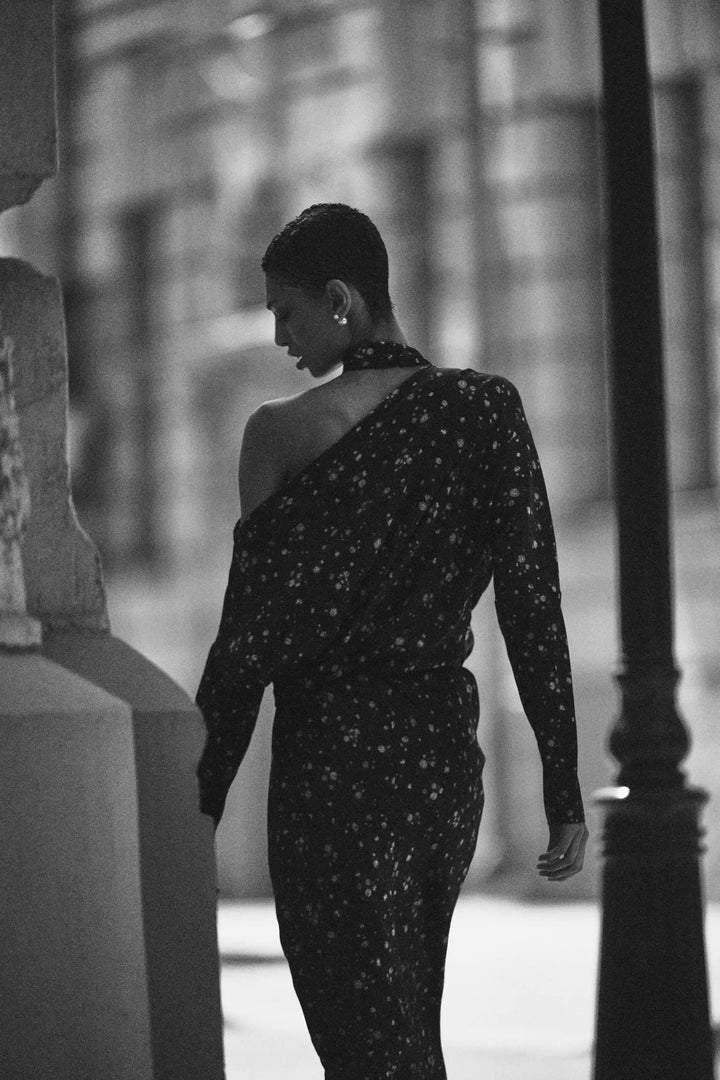 Anika maxi, maxi dress with long sleeves and a choker made of black satin with floral print