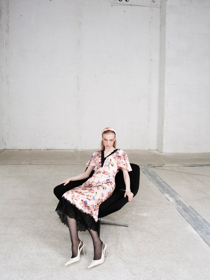Odette midi, midi dress in light pink satin with a floral print and lace trim