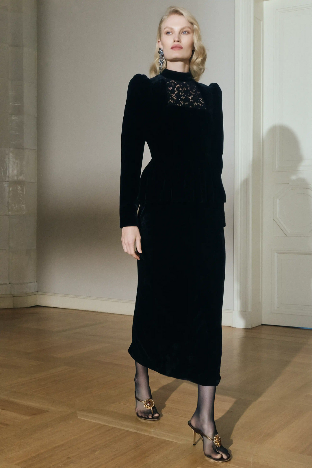 Lyra lace, blouse with a choker made of black velvet and lace