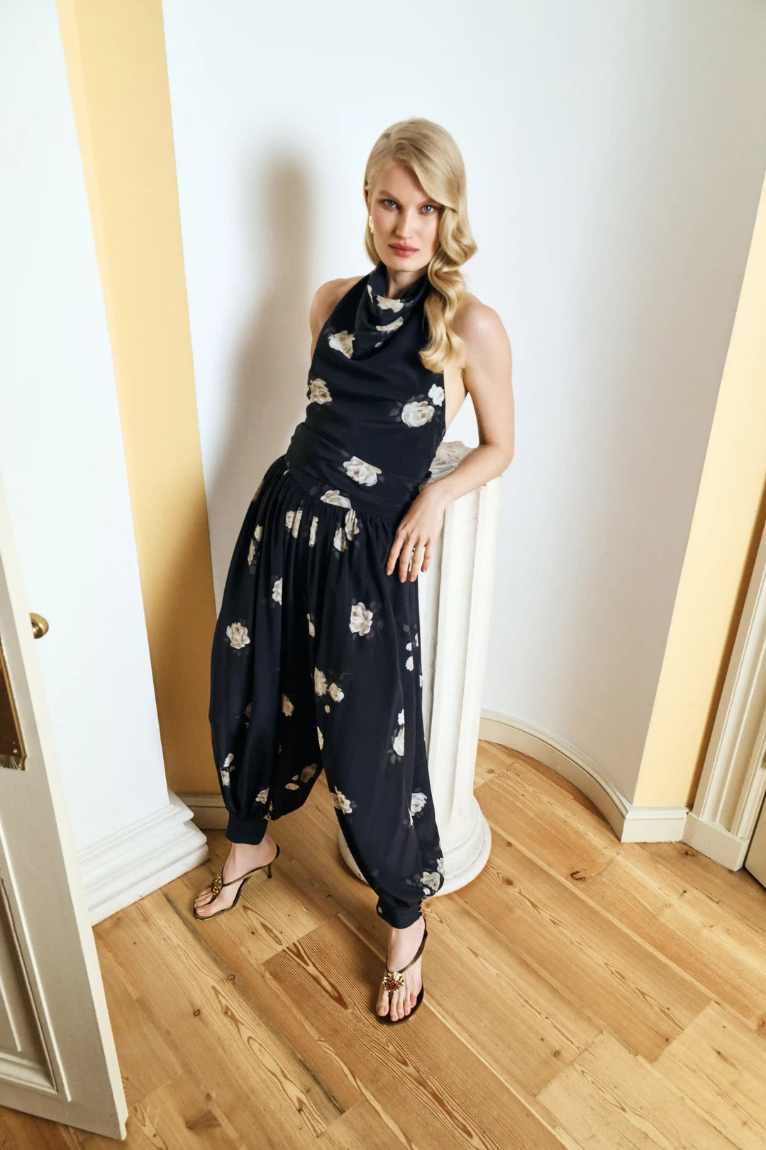 Evie, trousers made of black crepe de chine with floral print