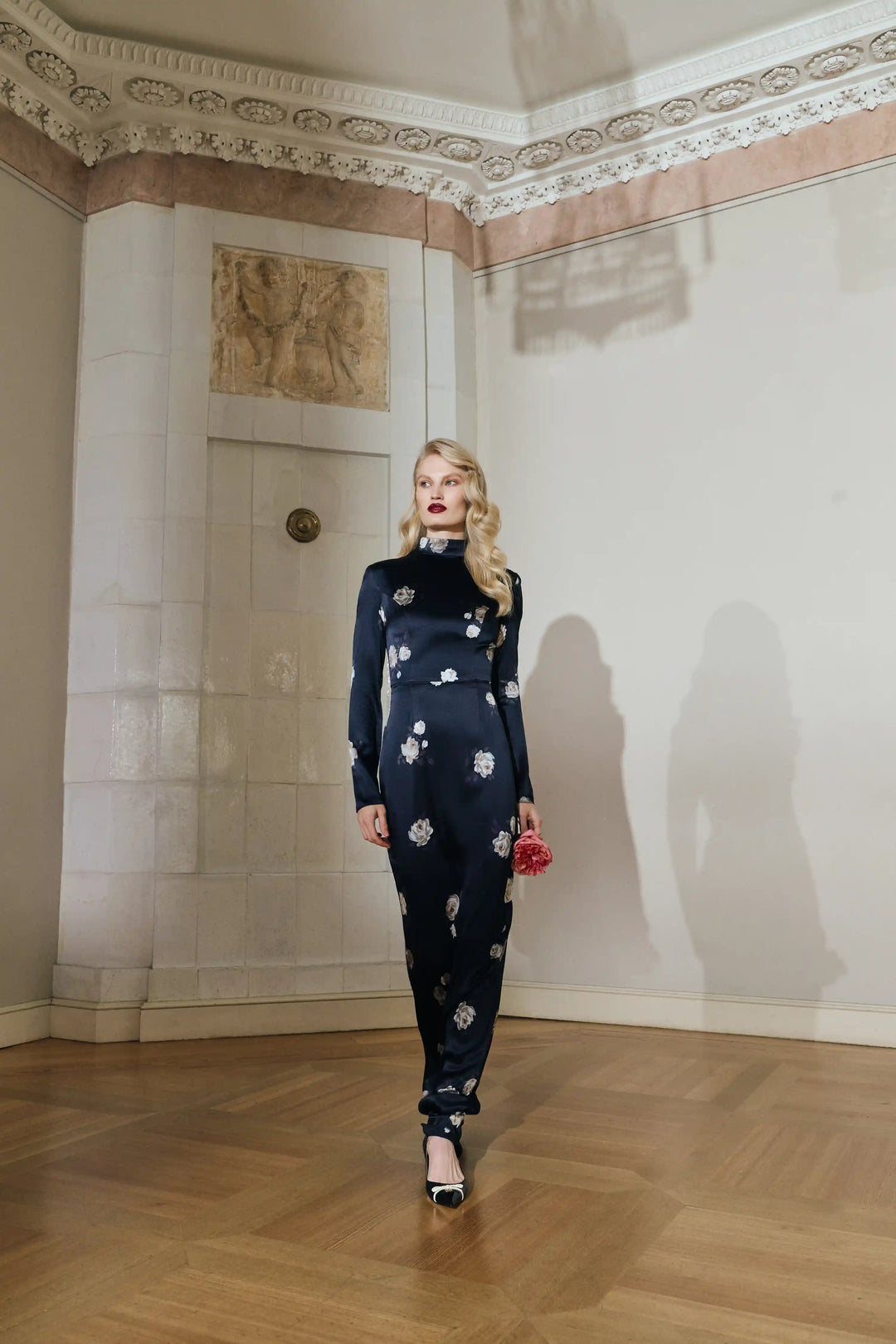 Muna, maxi dress with long sleeves made of black satin with a floral print