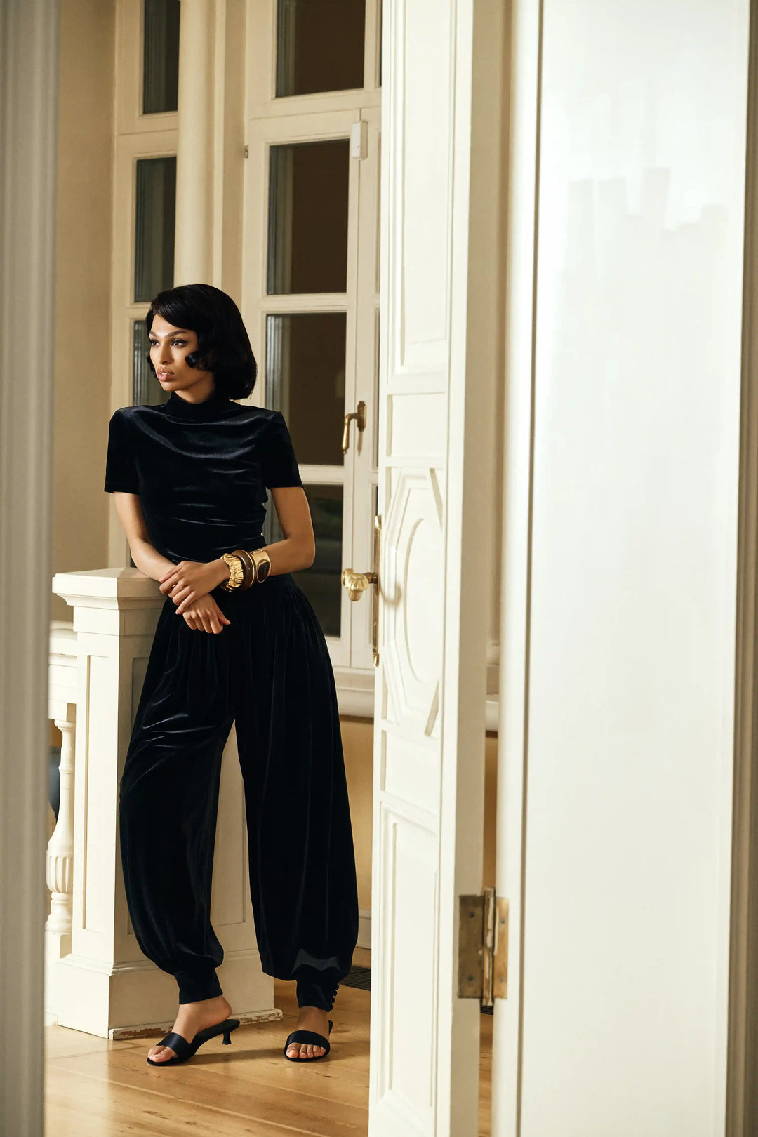 Evie, trousers made of black velvet