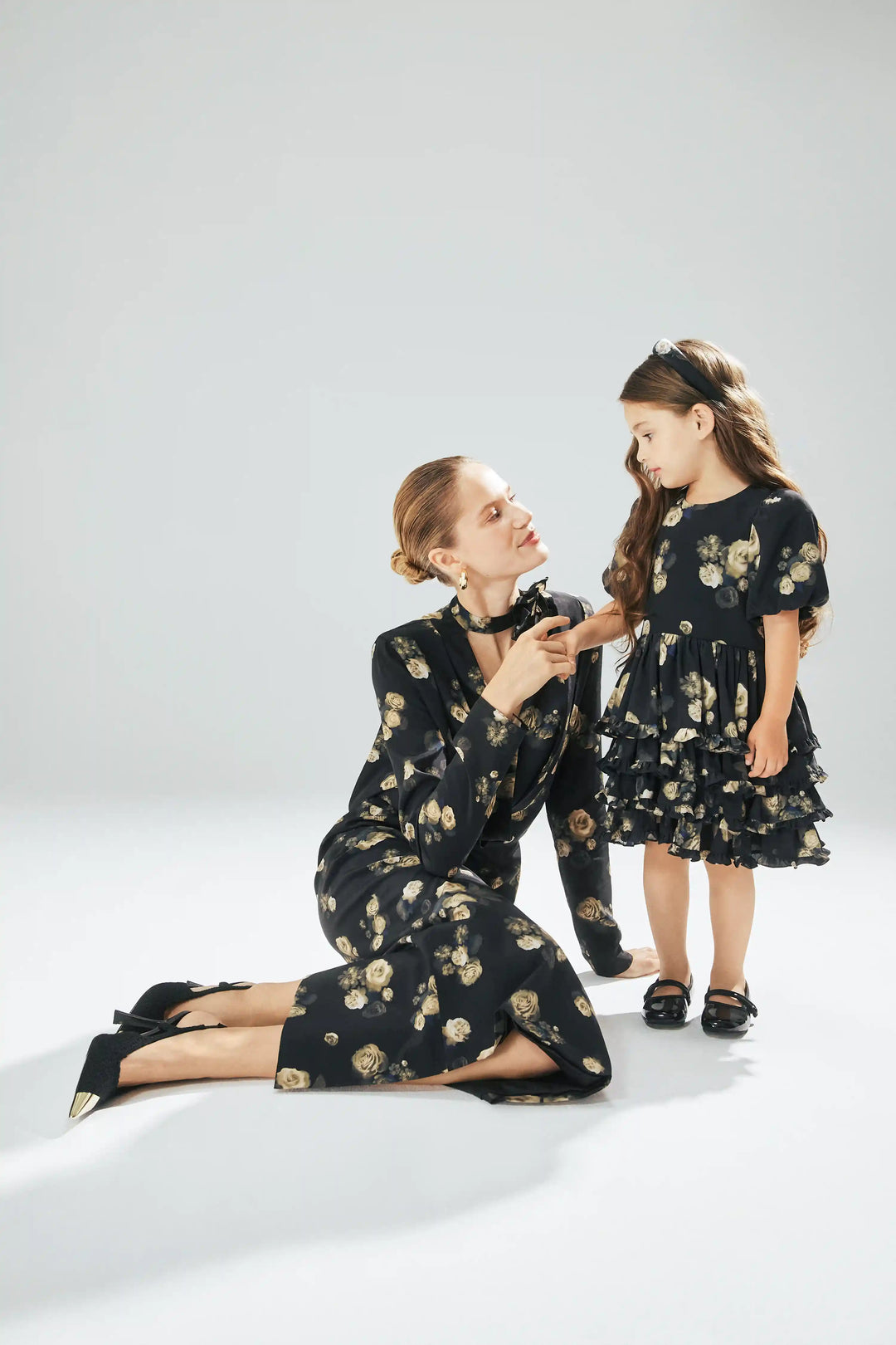 Fifi frill, children's dress made of black crepe de chine with floral print