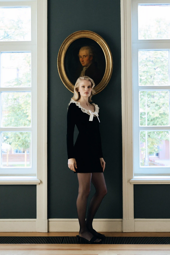 Uma, mini dress with long sleeves made of black velvet