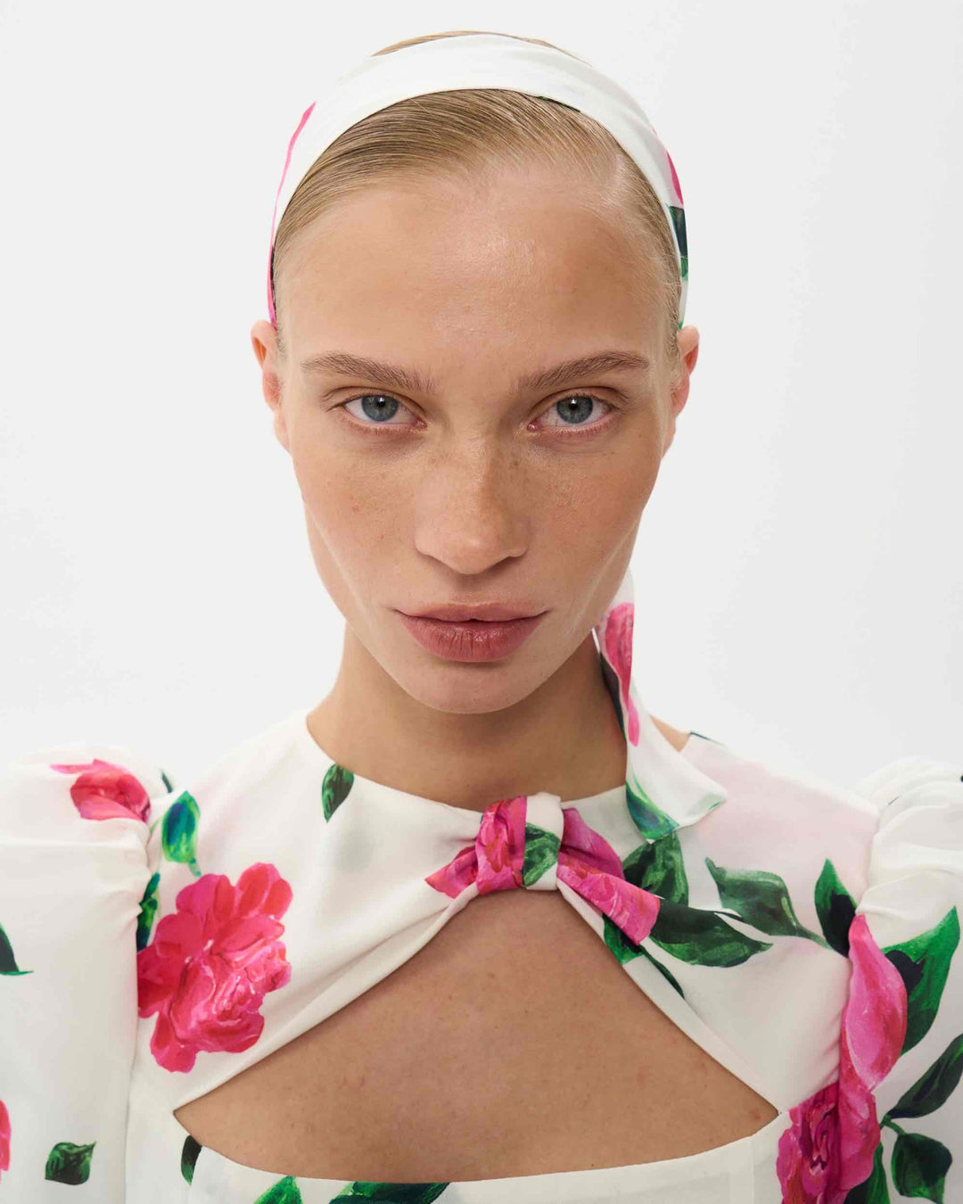 Luana, neck bow milky with crimson rose print