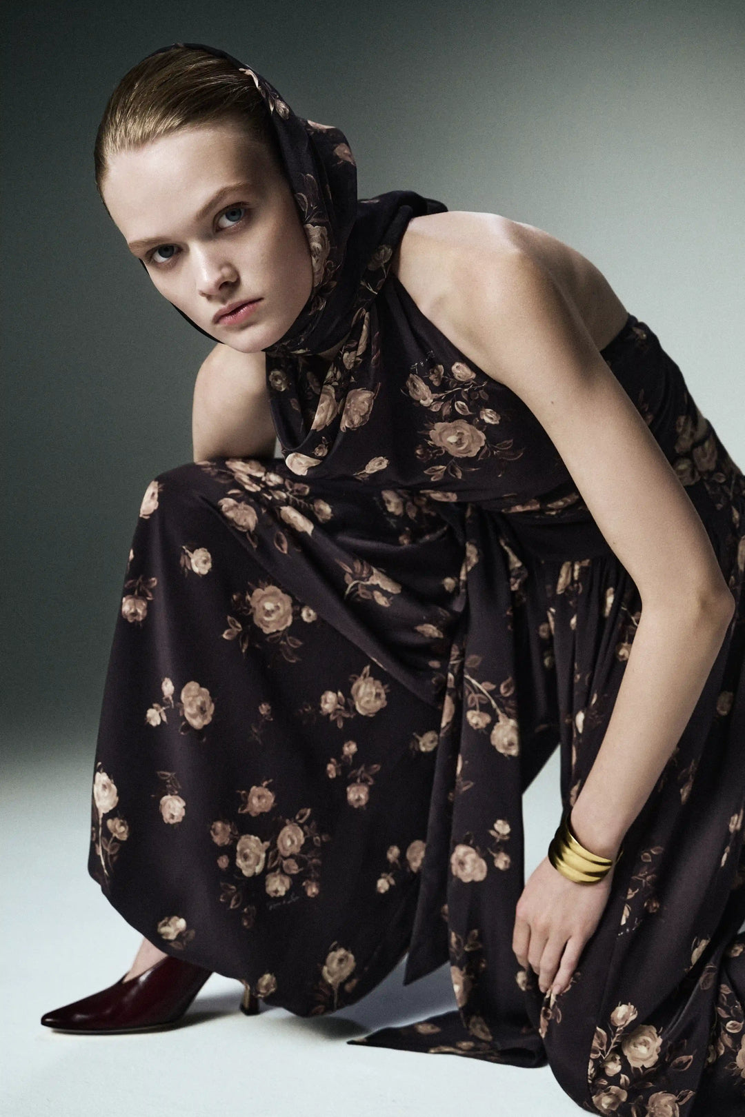 Evie, trousers with ruffles made of chocolate crepe de chine with floral print