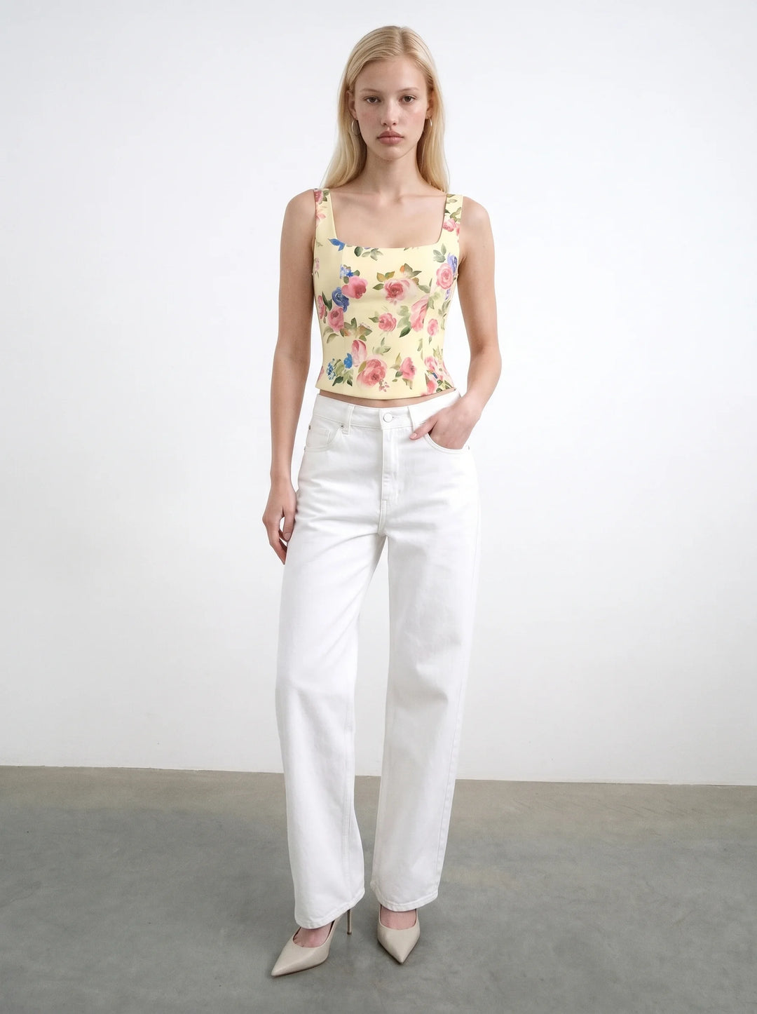 Vi, corset top with straps made of pale yellow crepe de chine with a floral print