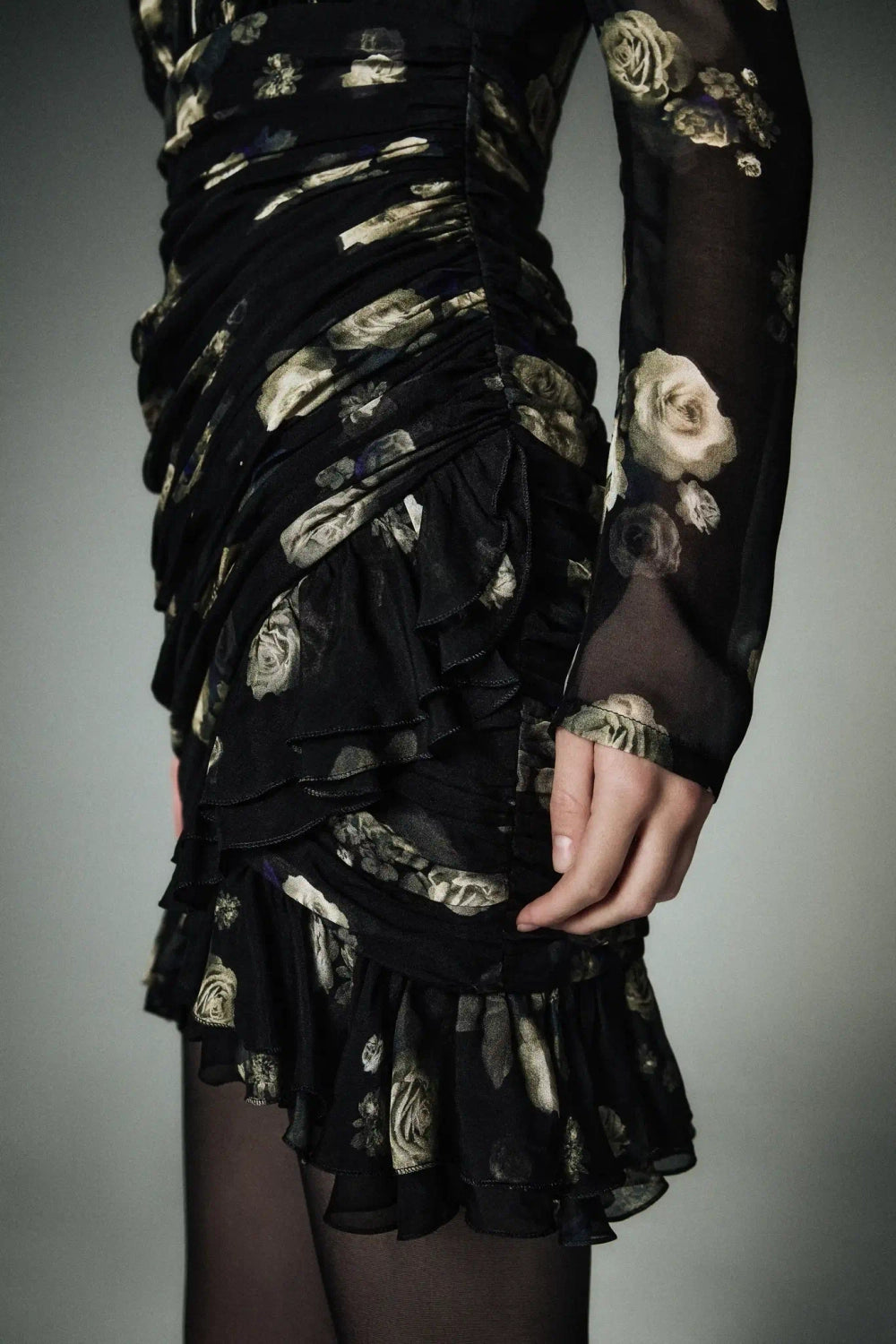 Josephine Sleeves, mini dress with long sleeves made of burgundy crepe de chine with a floral print