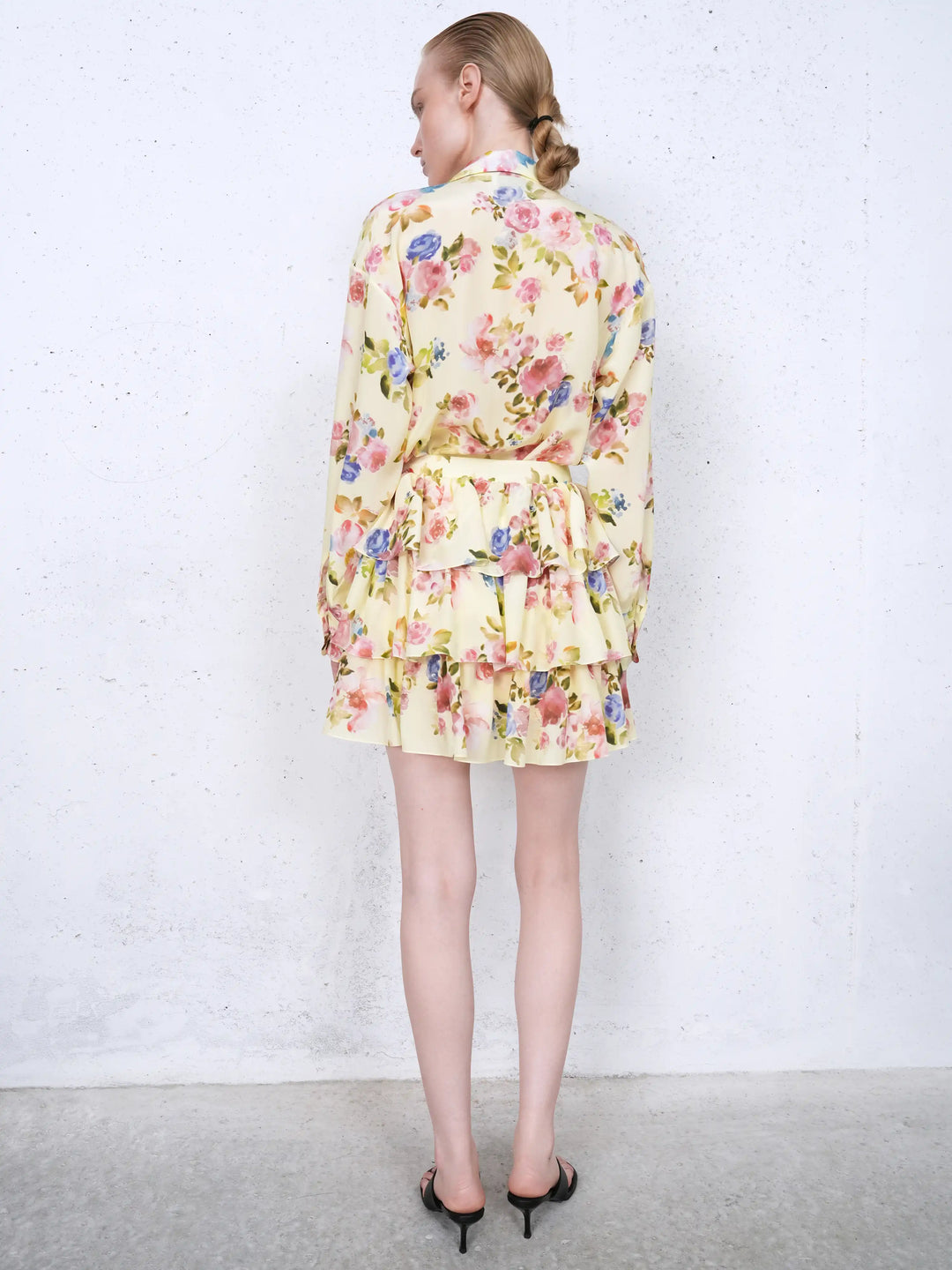 Betty mini, mini skirt in pale yellow crepe de chine with a floral print