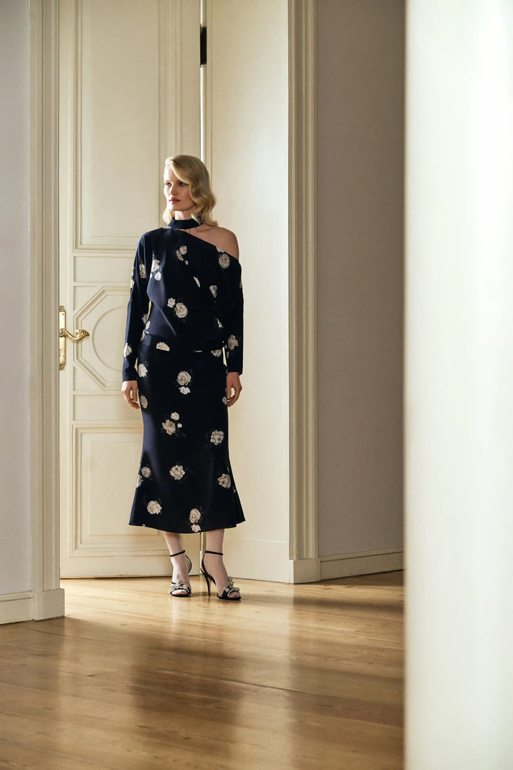 Anika top, top with long sleeves and a choker made of ivory crepe de chine with floral print