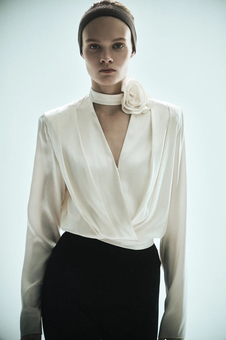 Jasmine top, top with long sleeves and a choker made of ivory satin
