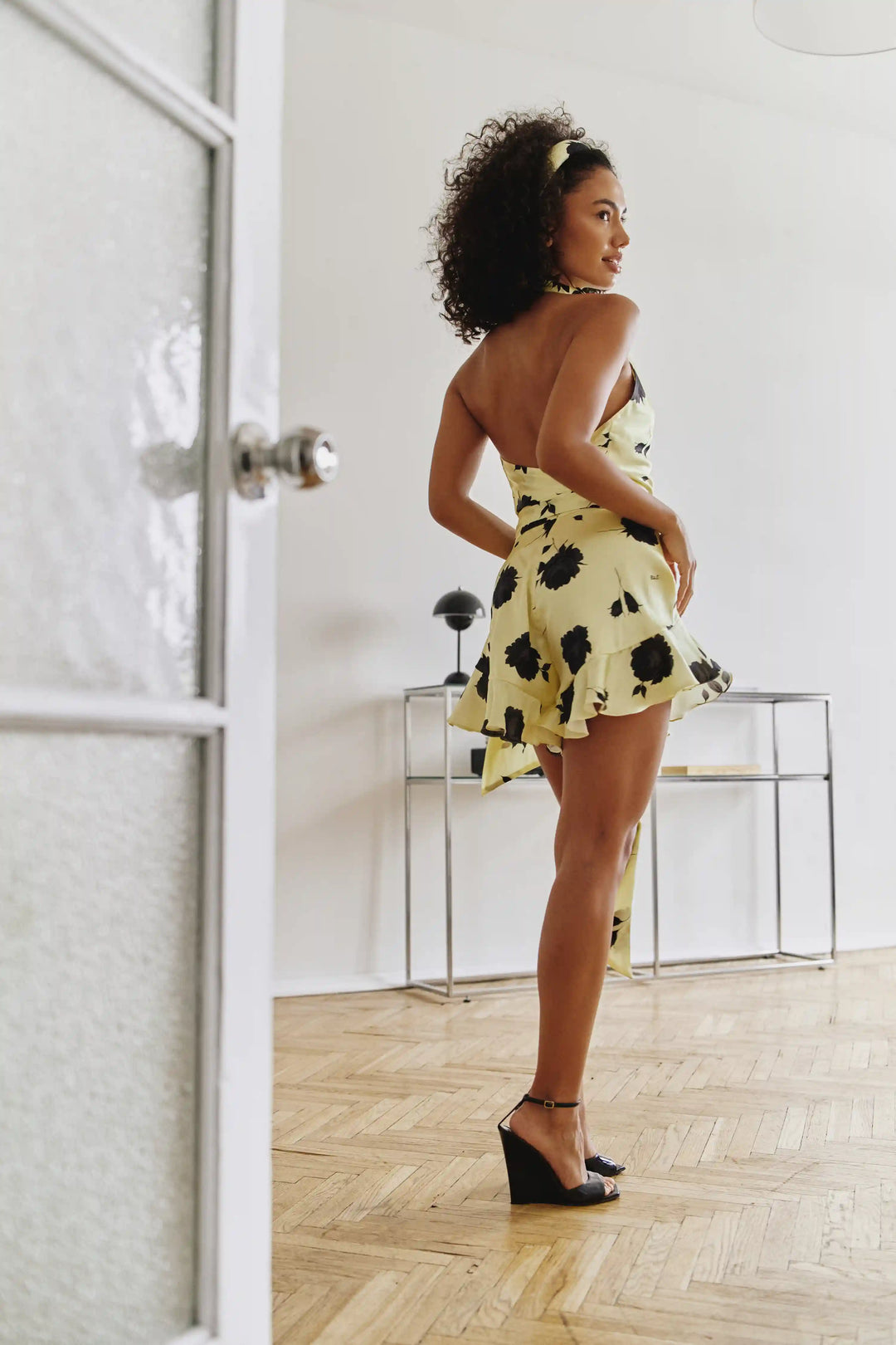 Eliana, top made of yellow satin with gray flowers