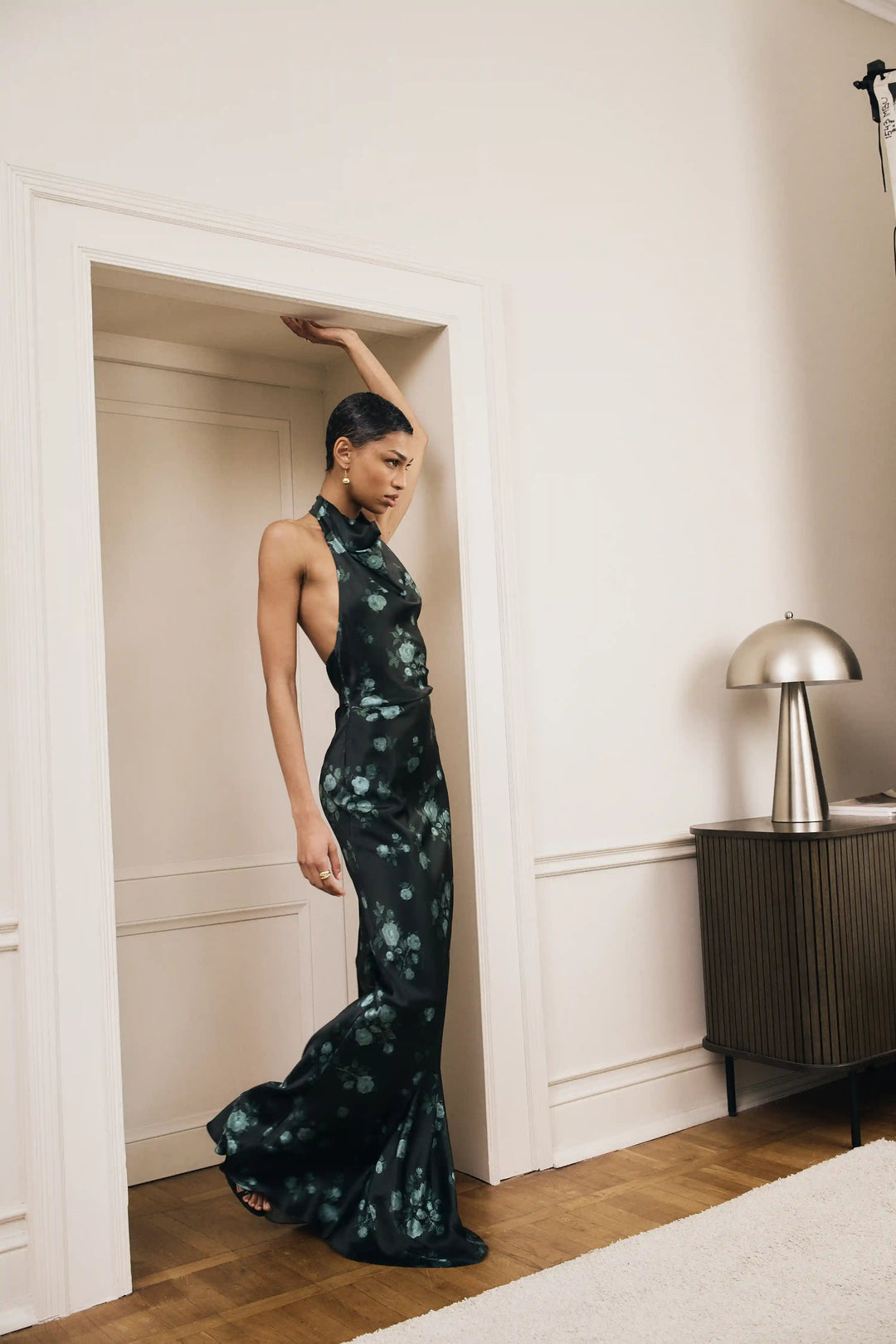 Esty maxi, maxi dress made of dark green satin with a floral print