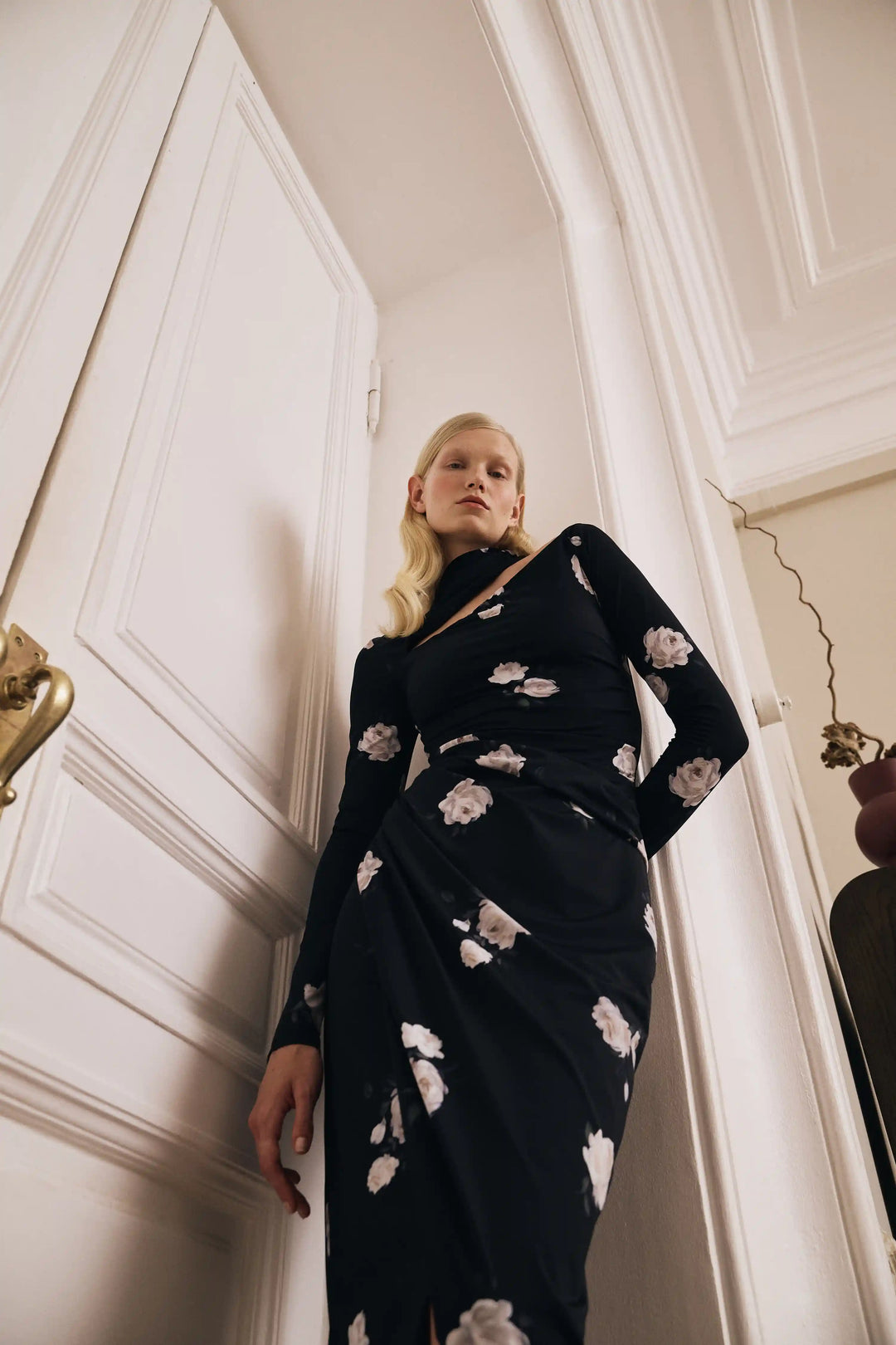 Jennifer midi, midi dress with long sleeves made of black biflex with floral print