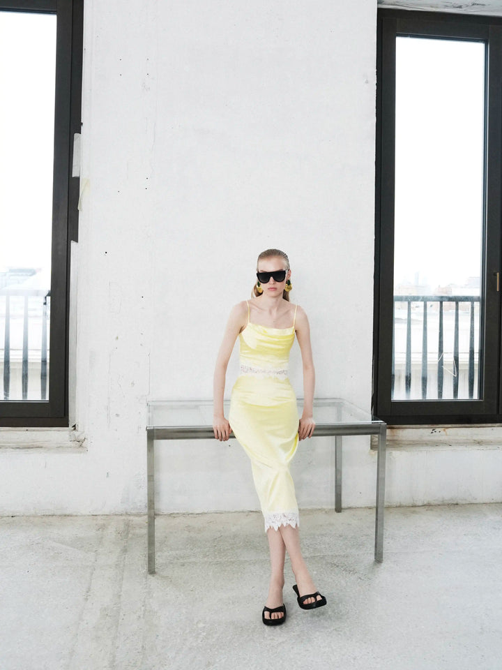 Muriel midi, midi skirt in yellow satin with lace trim