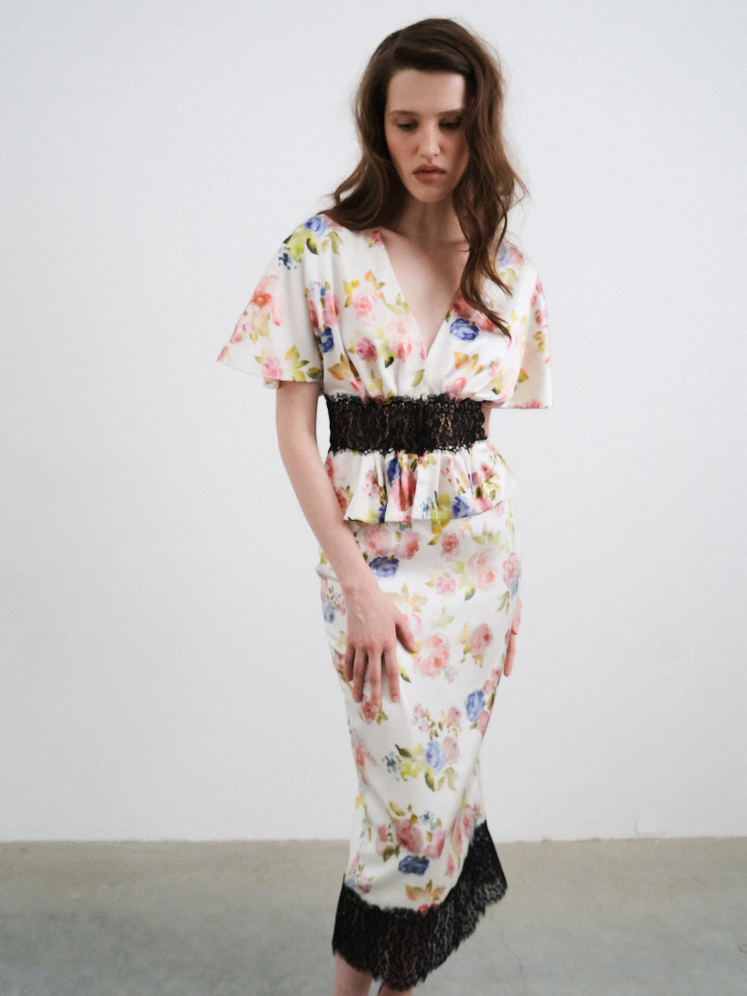 Yasmine, top in black satin with a floral print and lace trim