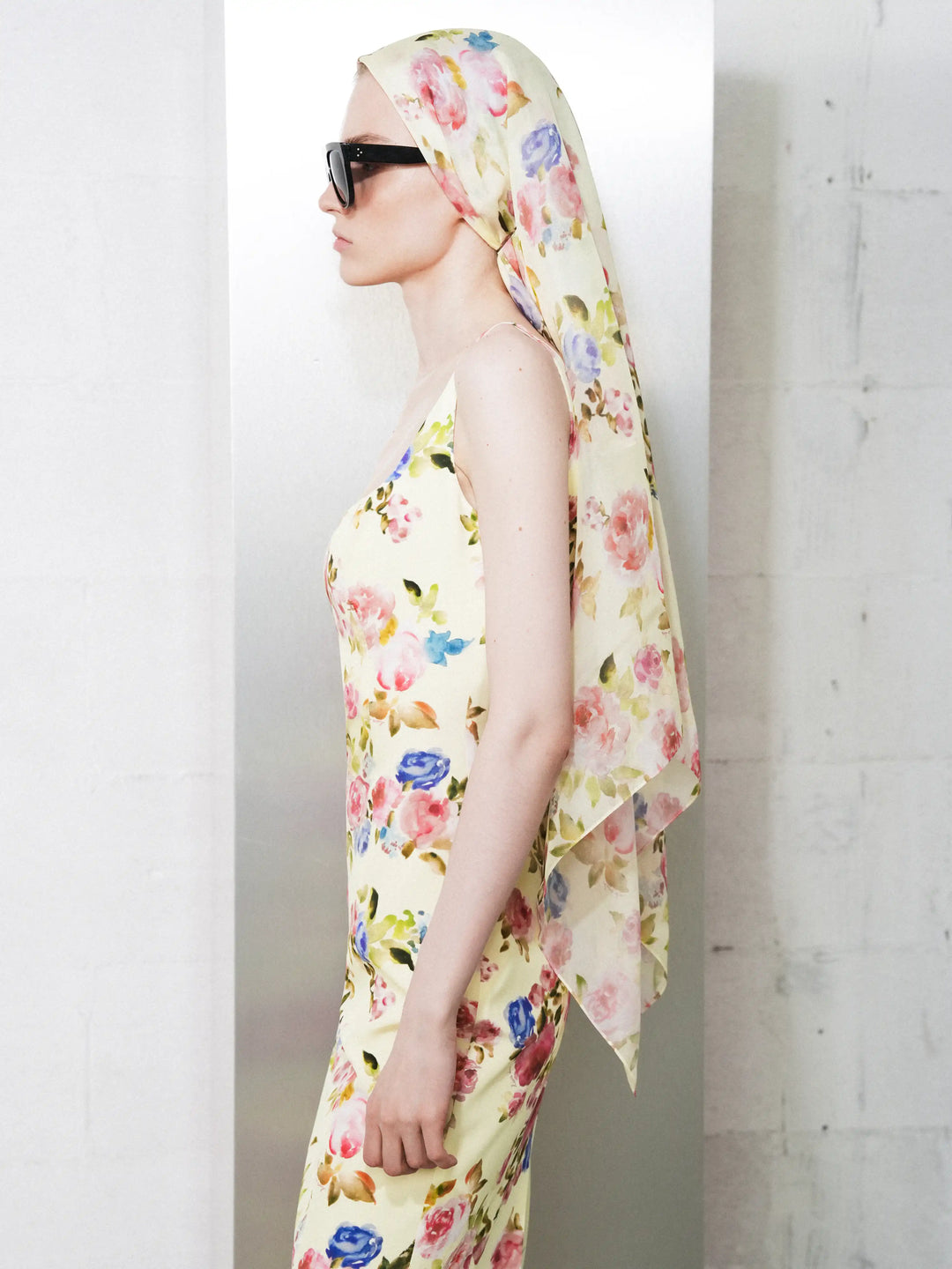 Leticia, scarf in pale yellow chiffon with a floral print