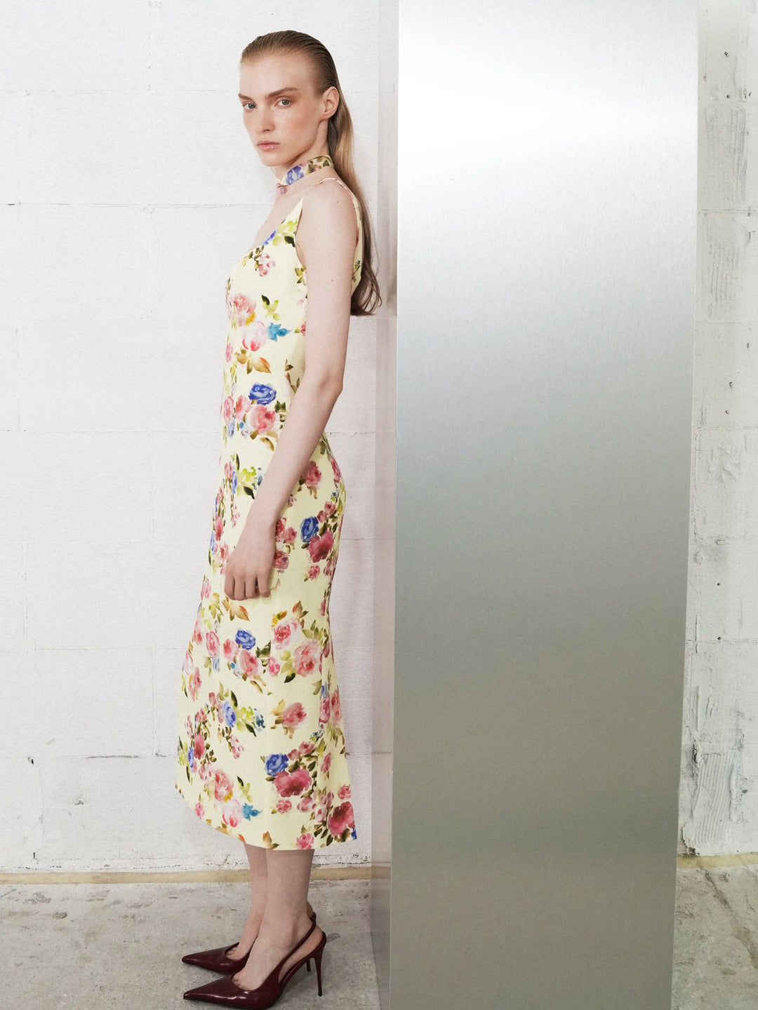 Lee midi, midi dress in pale yellow crepe de chine with a floral print