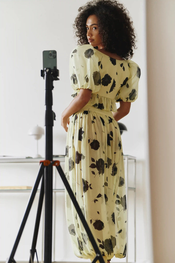 Evie, trousers made of yellow chiffon with gray flowers