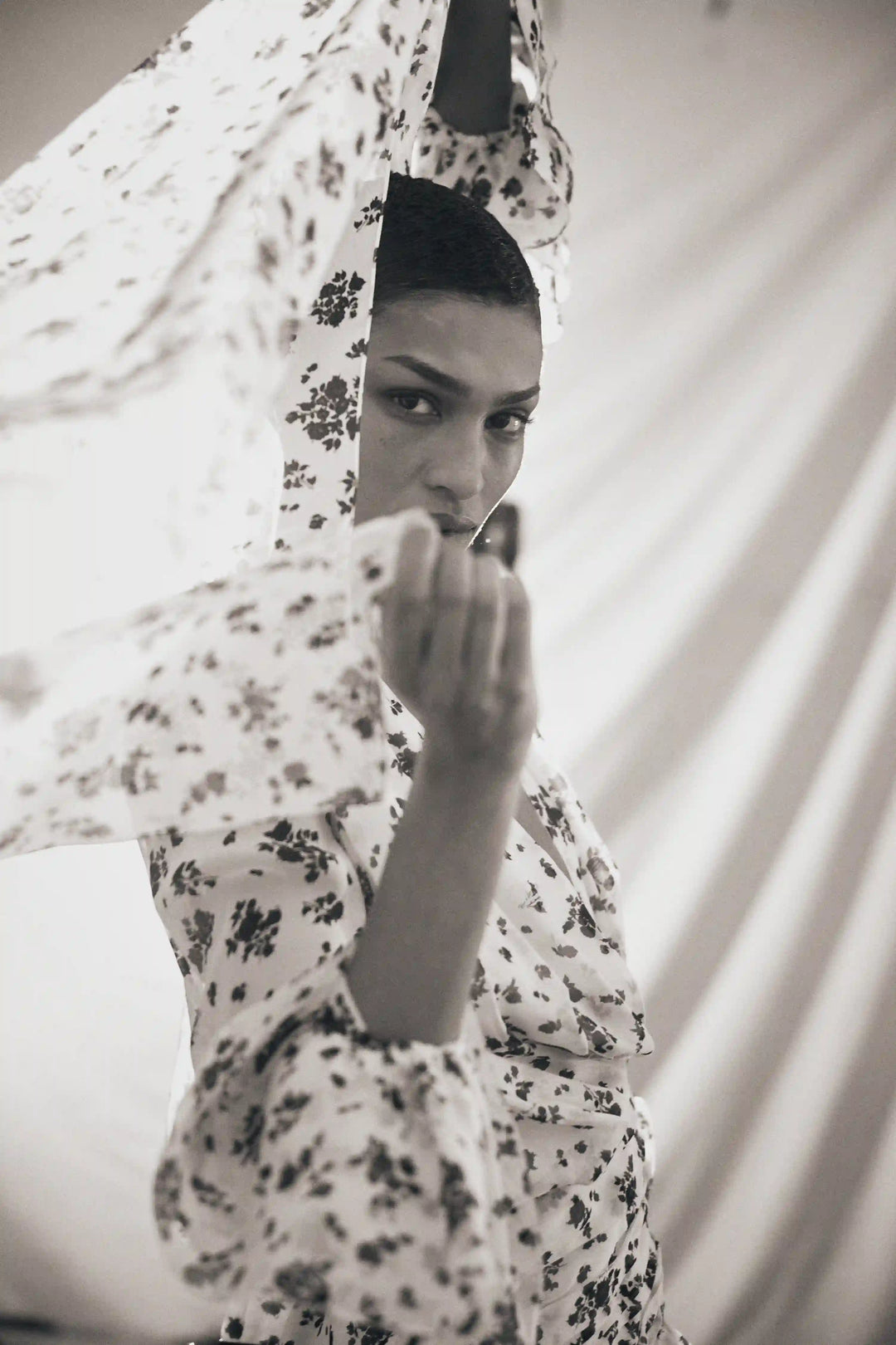 Mira, mini dress made of ivory chiffon with floral print and a rose