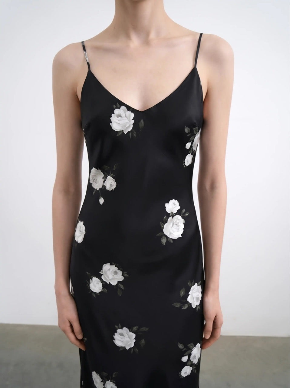 Cecil midi, black satin midi dress with floral print