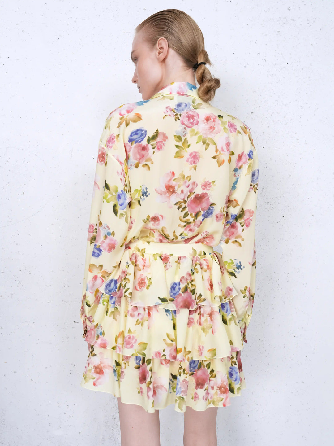 Betty mini, mini skirt in pale yellow crepe de chine with a floral print