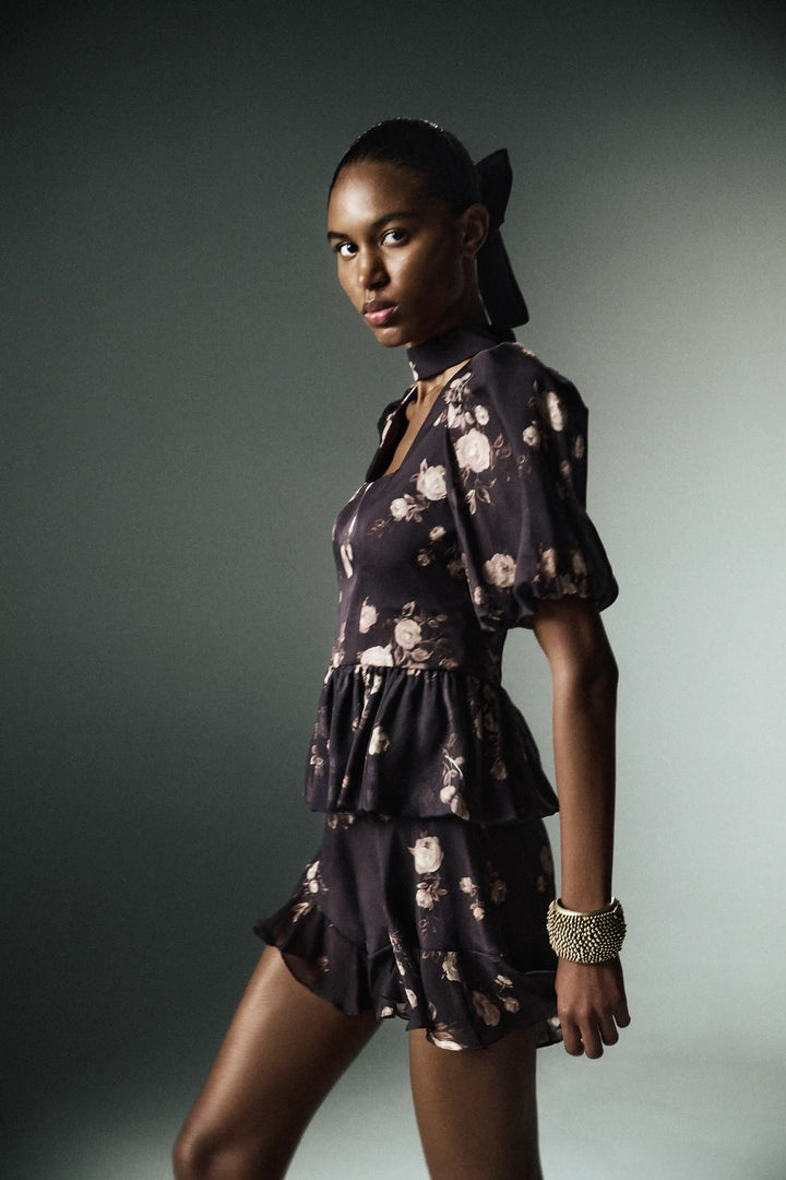 Audrie, mini shorts with ruffles made of chocolate crepe de chine with floral print
