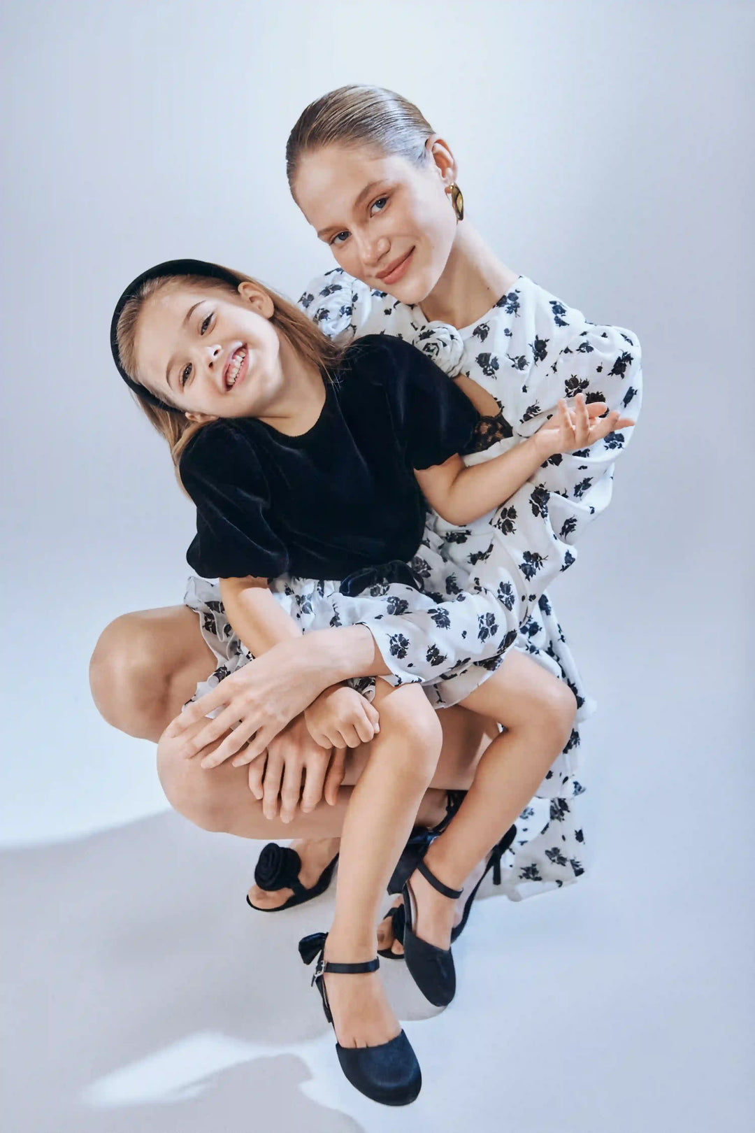 Fifi, children's dress made of black velvet and ivory chiffon with floral print