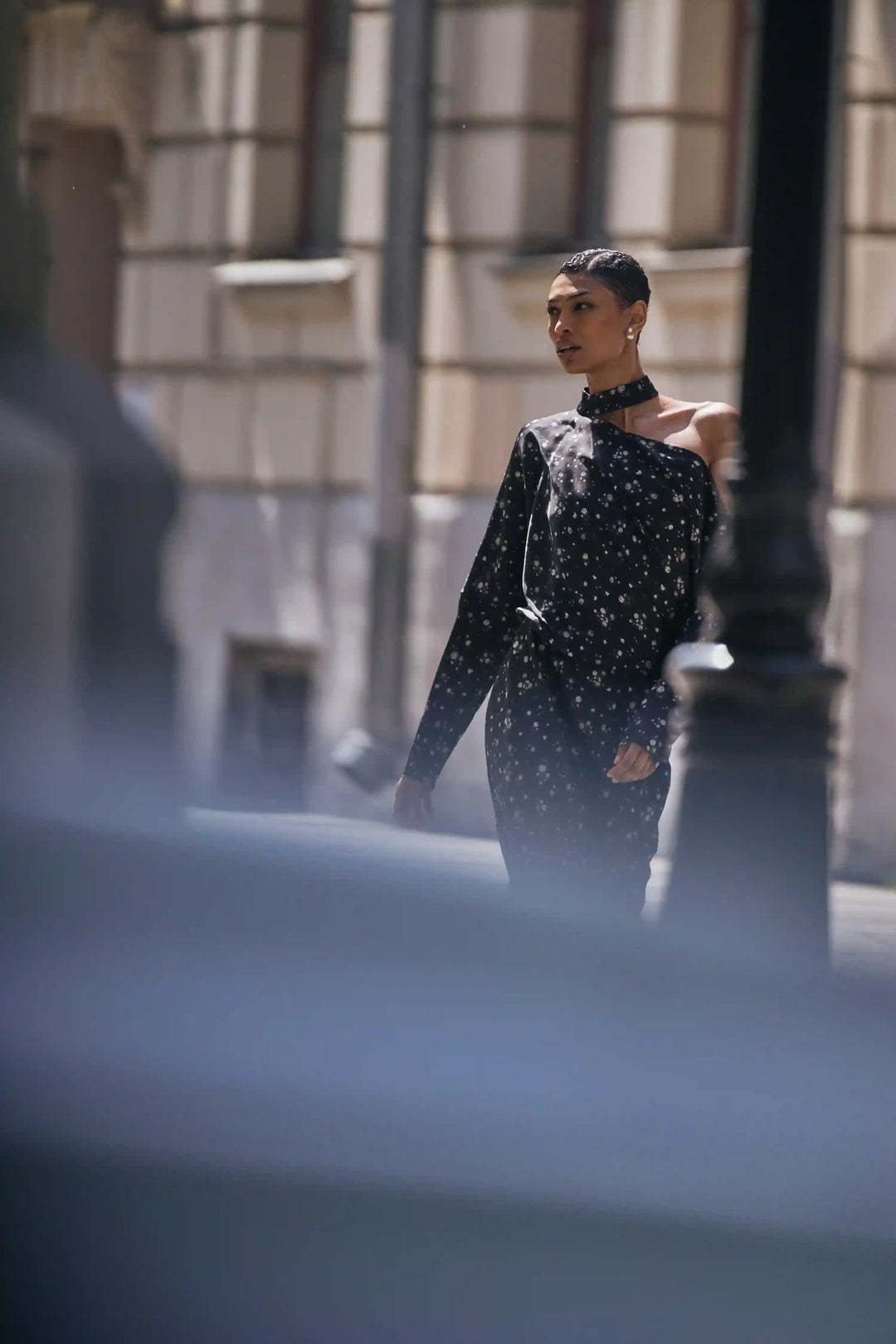 Anika maxi, maxi dress with long sleeves and a choker made of black satin with floral print