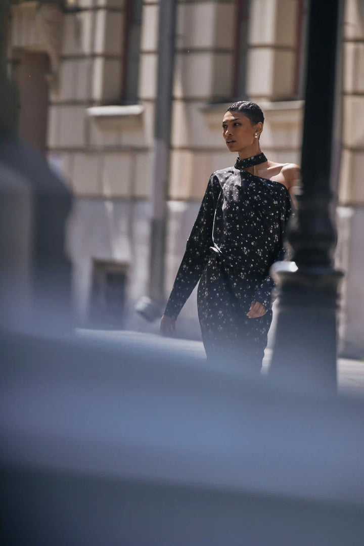 Anika maxi, maxi dress with long sleeves and a choker made of black satin with floral print