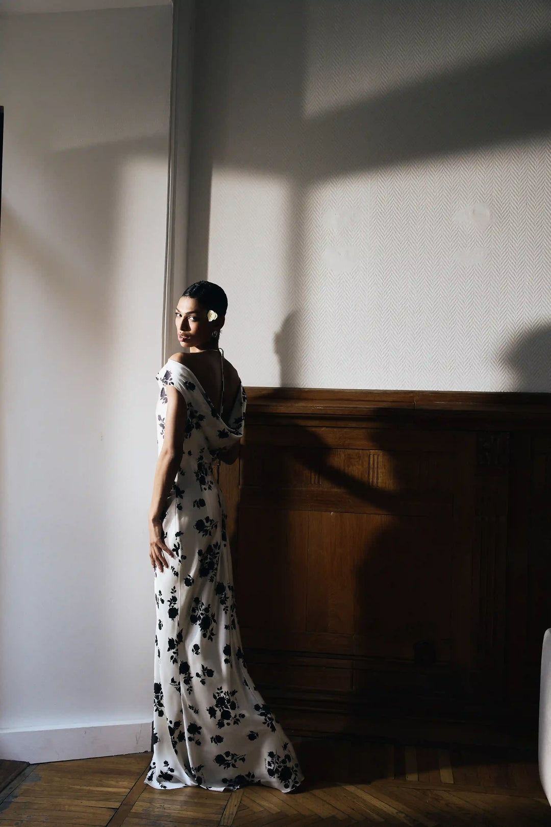 Lucy maxi, maxi dress made of ivory satin with floral print