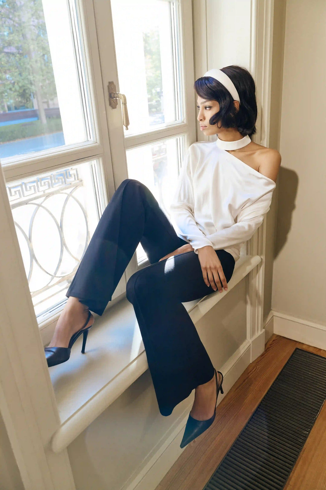 Anika top, top with long sleeves and a choker made of ivory satin