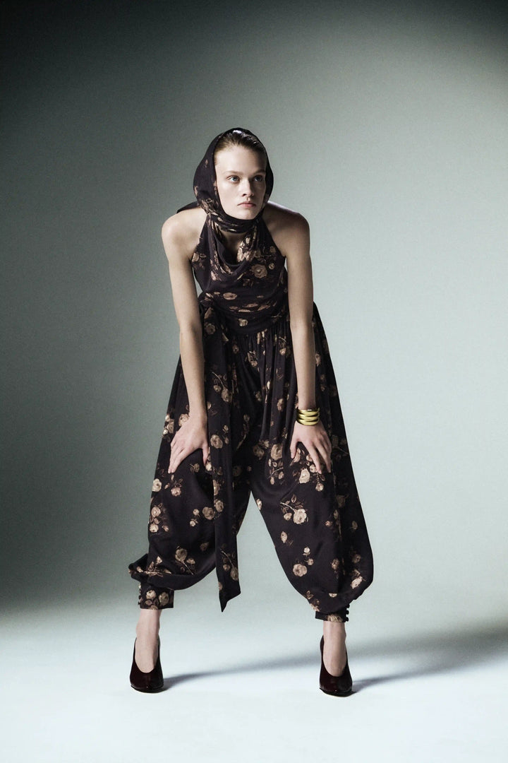 Evie, trousers with ruffles made of chocolate crepe de chine with floral print