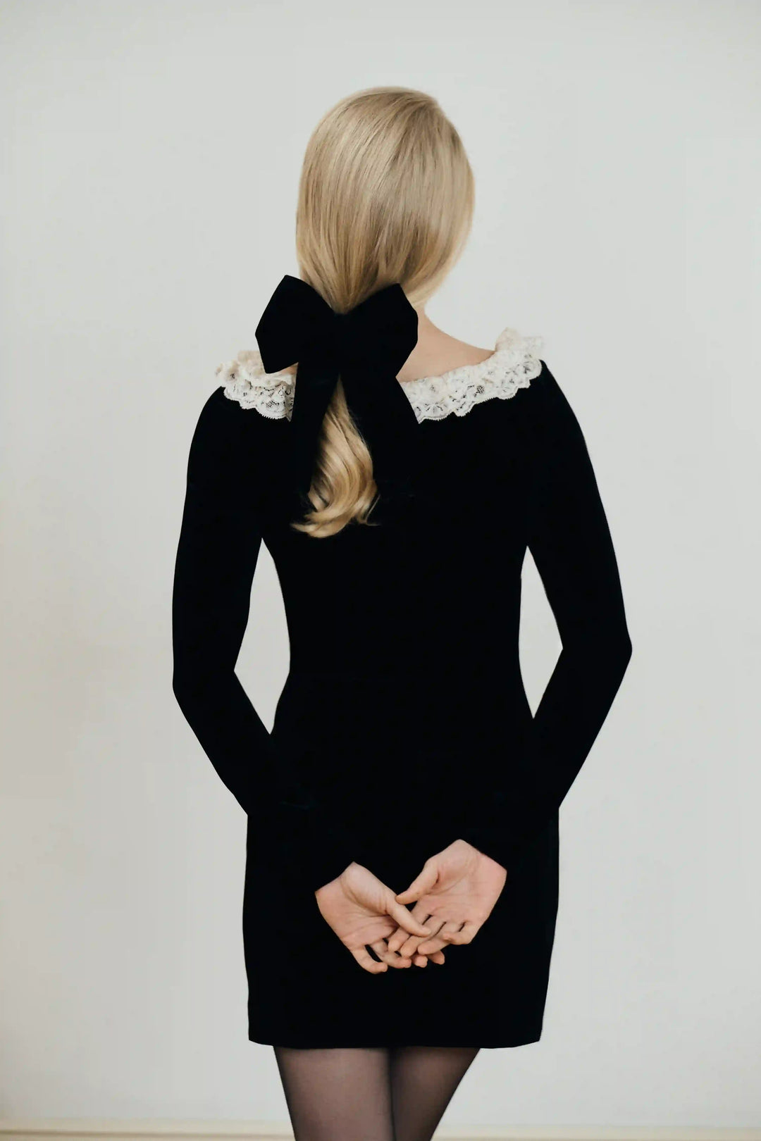 Uma, mini dress with long sleeves made of black velvet