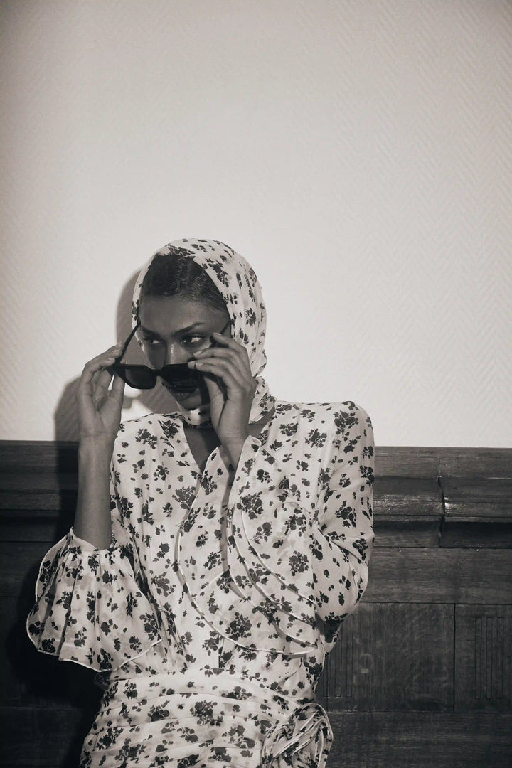 Mira, mini dress made of ivory chiffon with floral print and a rose