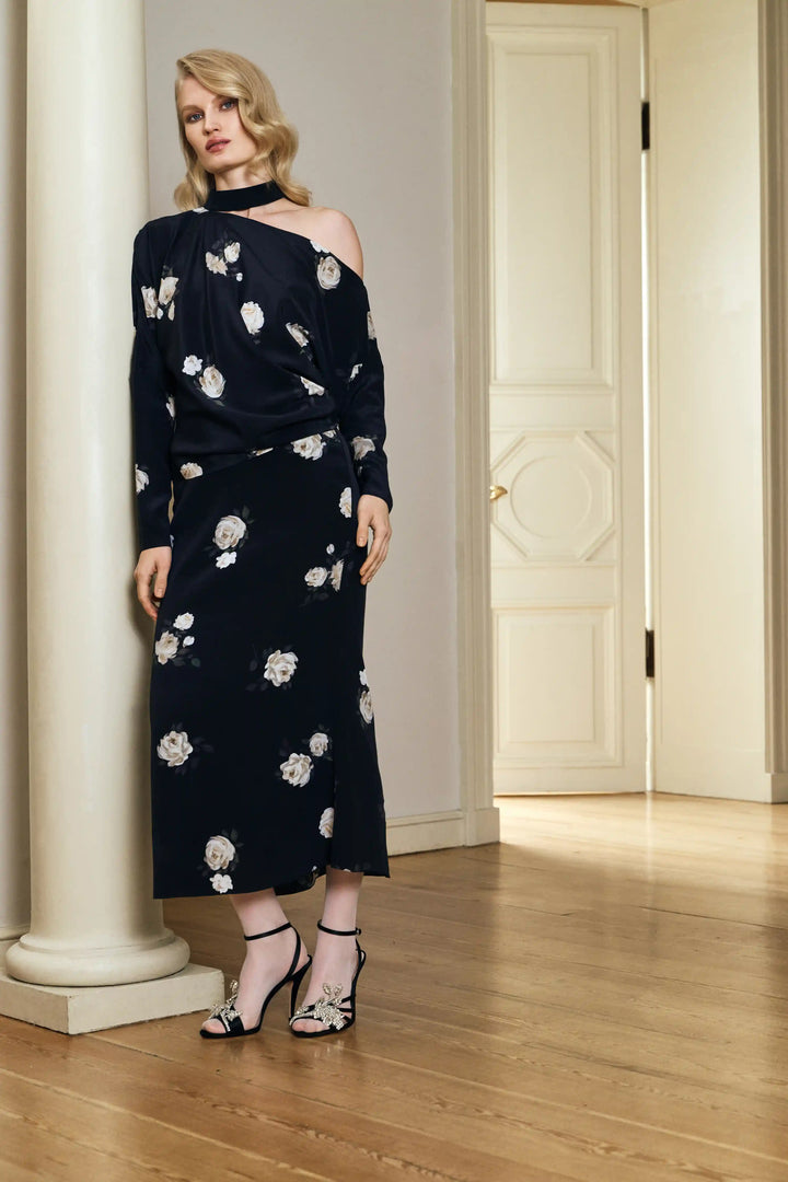 Anika top, top with long sleeves and a choker made of black crepe de chine with floral print