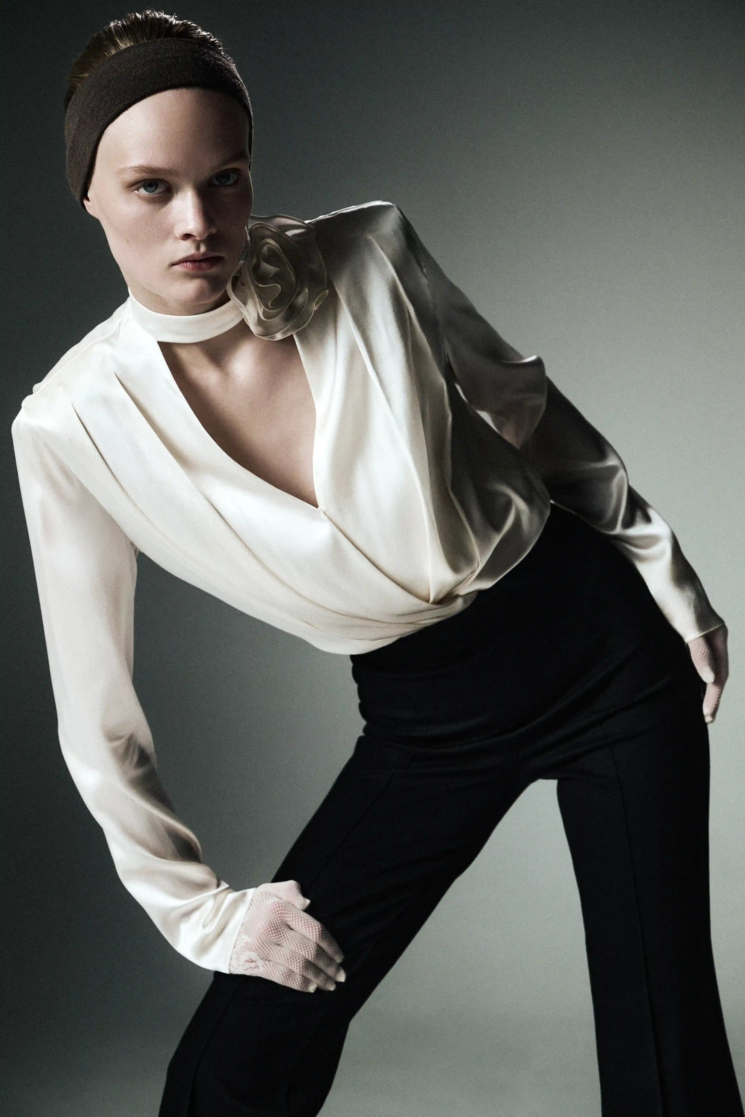 Jasmine top, top with long sleeves and a choker made of ivory satin