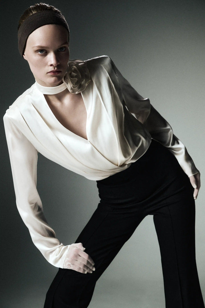 Jasmine top, top with long sleeves and a choker made of ivory satin