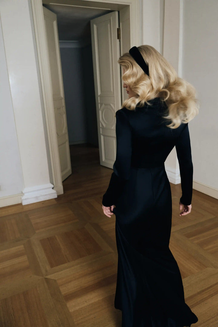 Emma, maxi dress with long sleeves and a satin choker