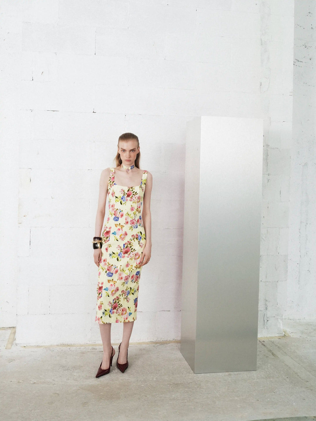 Lee midi, midi dress in pale yellow crepe de chine with a floral print