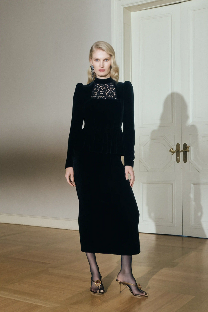 Lyra lace, blouse with a choker made of black velvet and lace